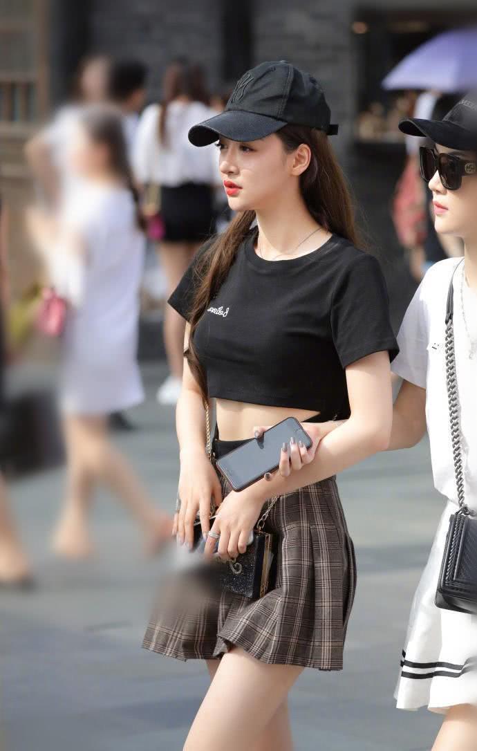街拍：穿着优雅显魅力的小姐姐，秀丽端庄美丽动人！