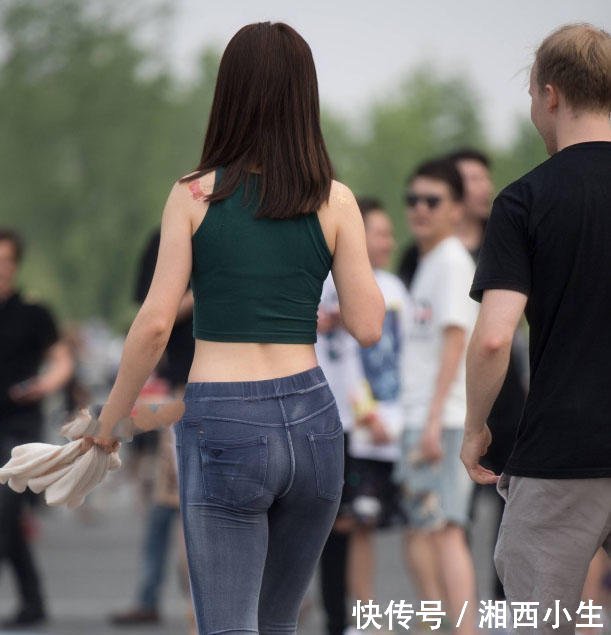 街拍：身材性感窈窕的气质美女，紧身套装的搭配，呈现出完美的曲