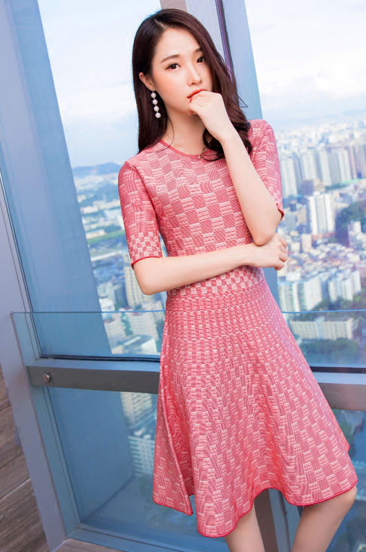 连衣裙嘛，穿的必须得应季，秋天就应该穿针织款的，女神气质十足