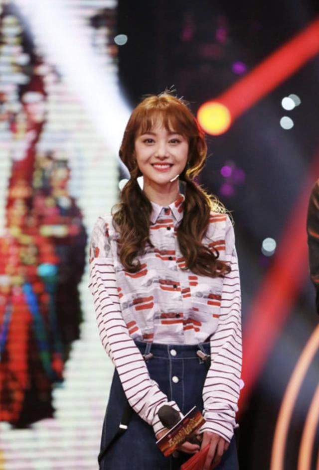 26岁郑爽素颜照看着像46岁，看到她的腿，网友:真的胖了10斤?