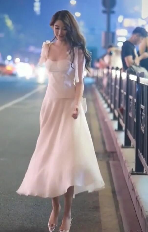  【美女】夜晚出街的白裙美女, 如一阵扑面而来的清风