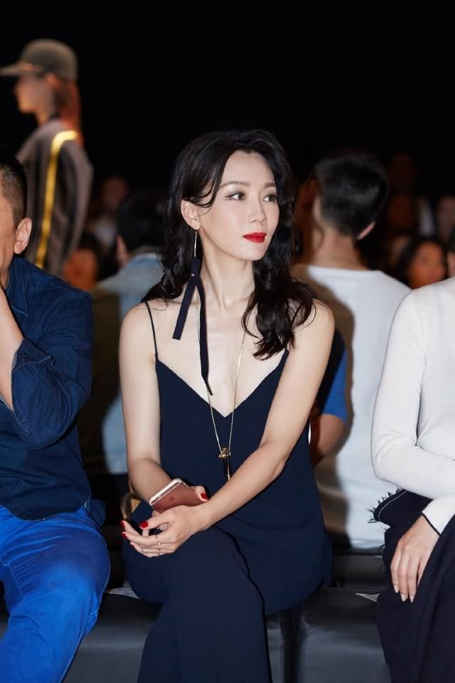 陈数穿白T配牛仔裤现身机场,瞬间嫩到飞起,网友:只有20岁吧!