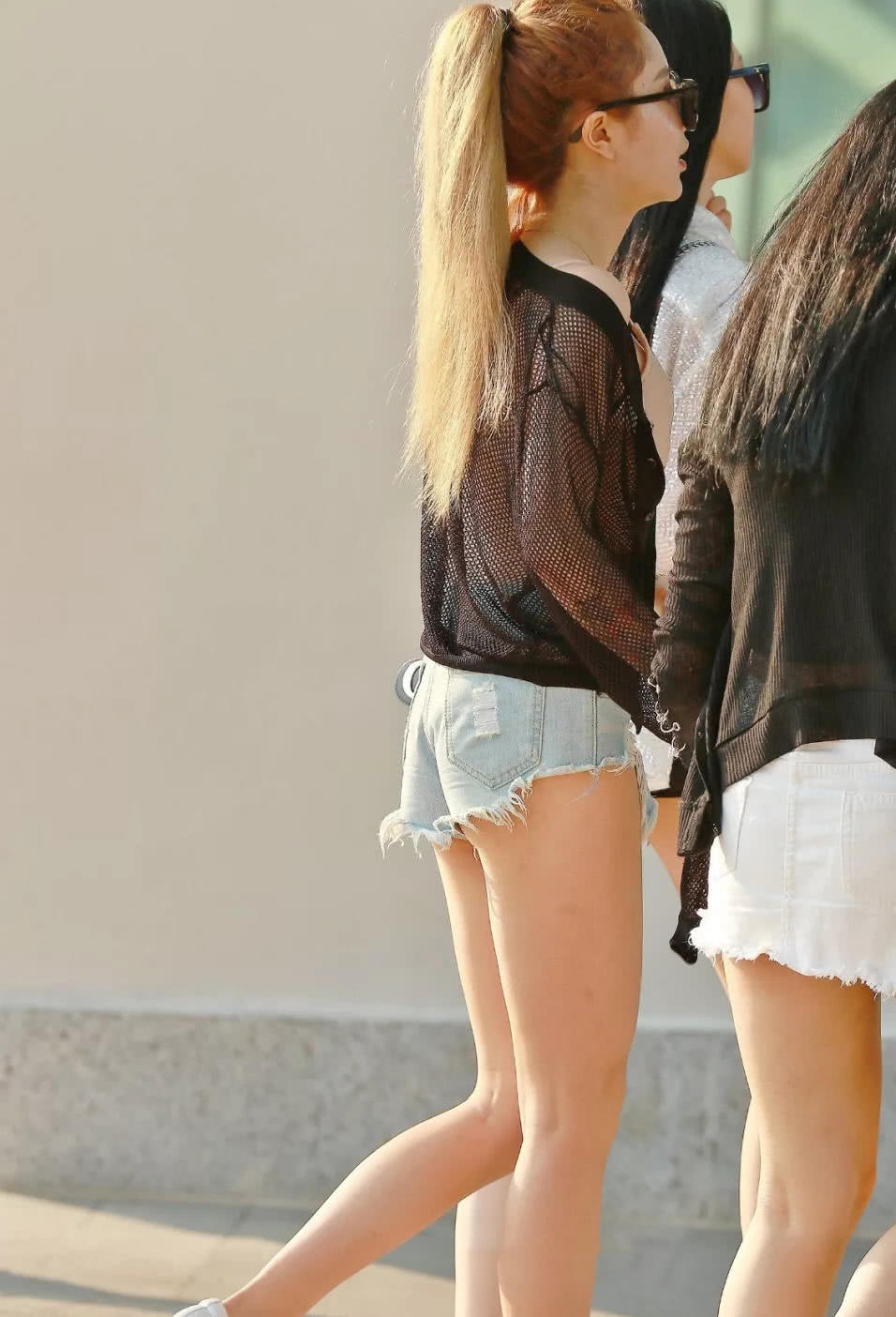 奔放纹身美少女，走起路来超级跩，网友：像是东北黑社会