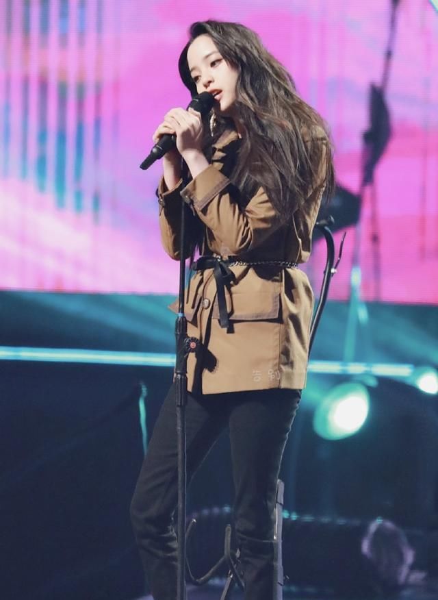  杨采钰■穿基础款大地色系,是一种怎样的体验?