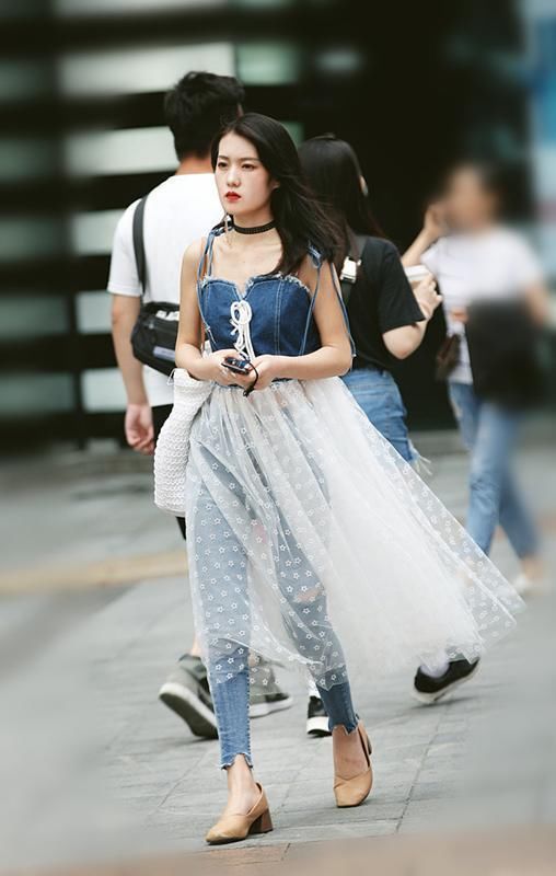 吊带背心和短裤的搭配是夏季街头出镜率很高的一种穿法