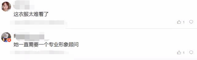 蒋欣在机场亮相，身穿一件连衣裙，裙子很能诠释女性的风情。