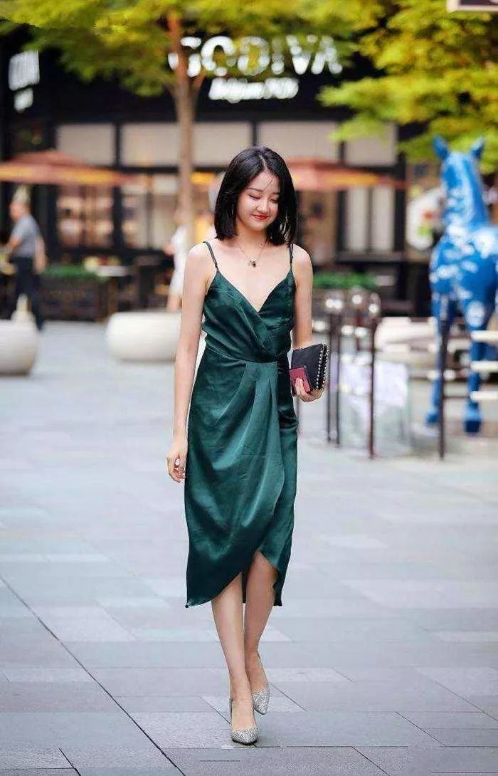 气质|街拍:时尚优雅的美女,彰显高贵气质,女人味十足