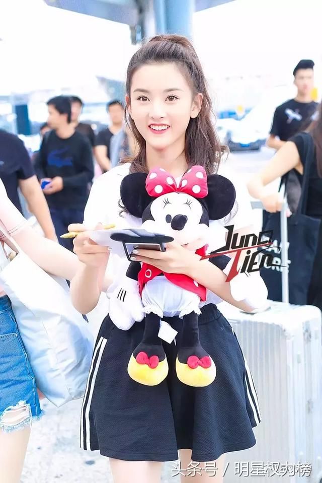 这些女明星私服衣品确实不错,不过夏天捂成这样真的不热嘛?