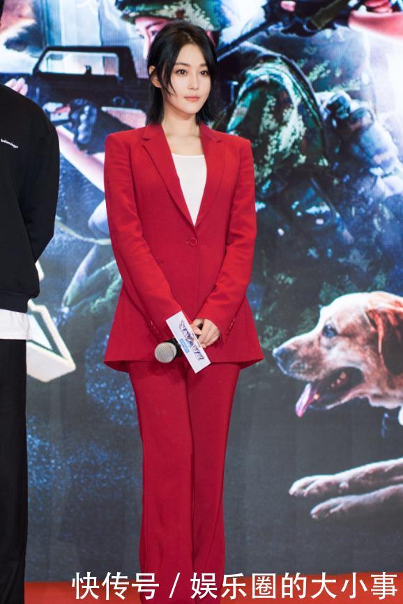 张馨予在机场又被“绿”了，这身穿搭穿在每个人身上都不会协调的