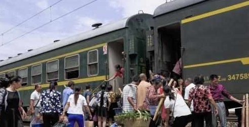  「粪便」为啥火车厕所的粪便是排到铁轨上呢？不会觉得脏吗？看