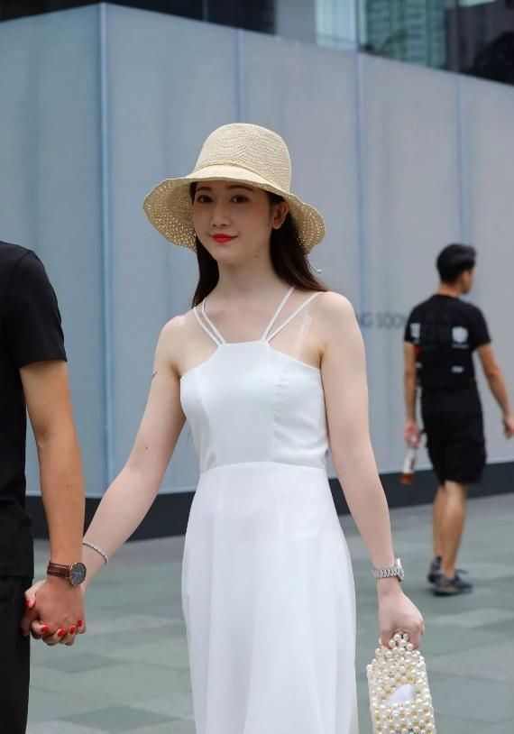 武汉街拍:皮肤细嫩白腻小姐姐，面白如玉，你能不能体会到