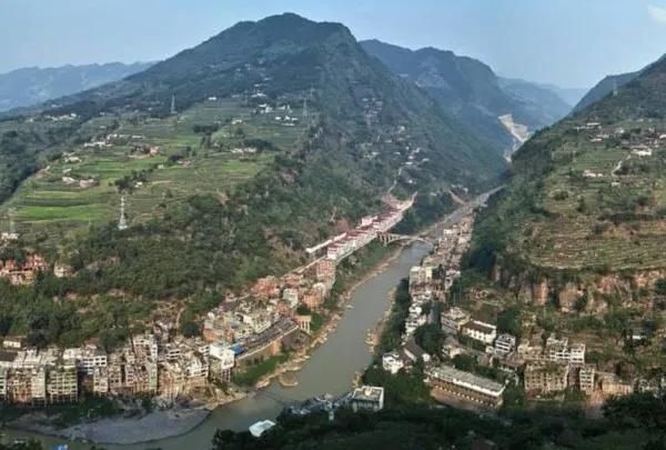  【盐津】中国首个开通“地铁”的县城，铁路从县城底下穿过，你