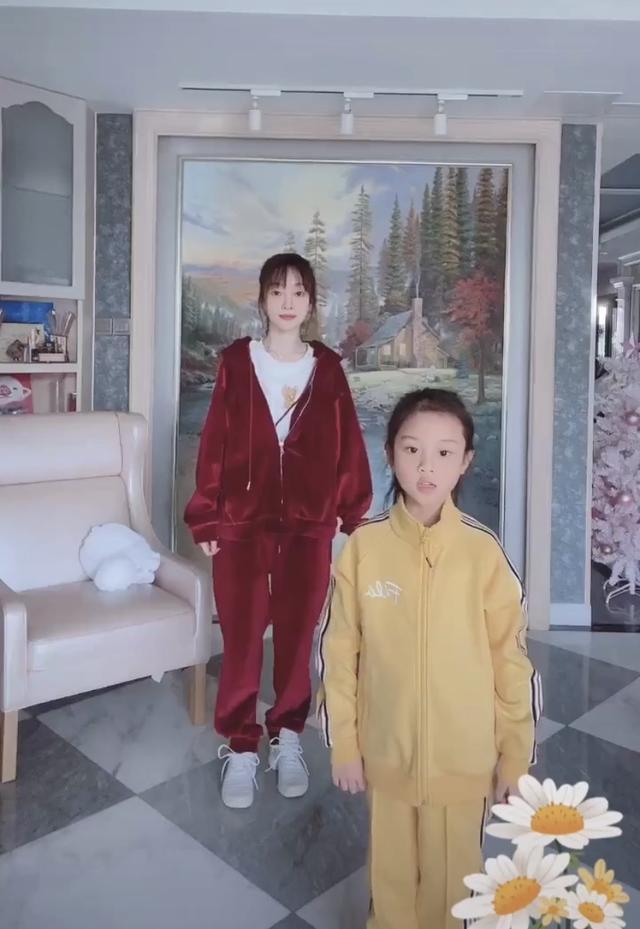 #跳舞#7岁甜馨长成大姑娘,穿运动装陪妈妈跳舞健身,这种乖巧让人心疼
