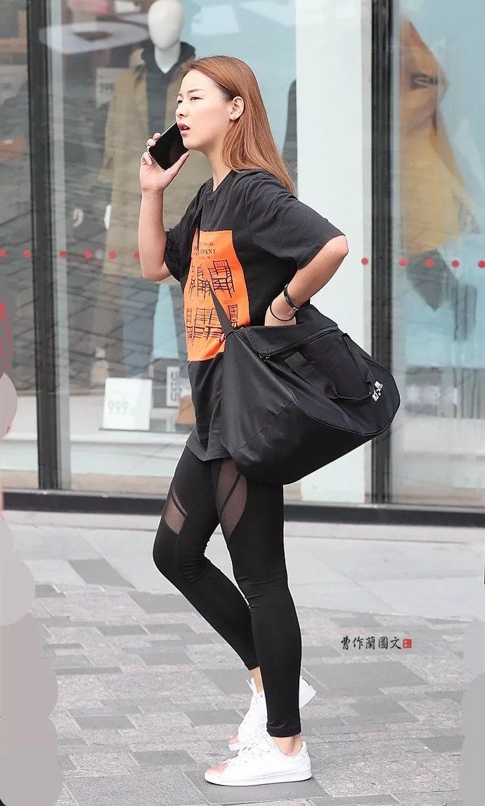 街拍:打底裤，穿出美女天生丽质好底子