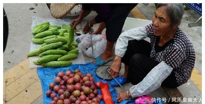 农村大妈卖的这种“红鸡蛋”,新鲜又特别,两个小时全卖光