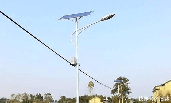  安装@农村免费安装路灯, 农民十分兴奋, 后来却很后悔说: 还不如