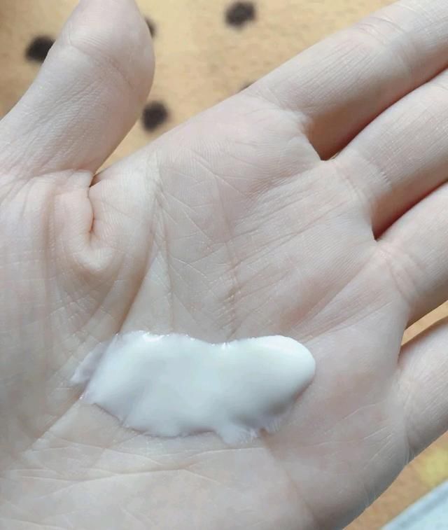  质地@面霜和乳液到底有什么不一样？只用其中一种可以吗？很多人搞错了