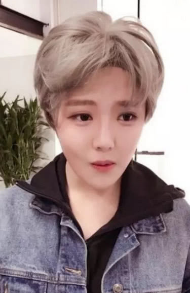 17岁女孩化妆成鹿晗，卸妆后美呆，网友：还以为是鹿晗本人呢！