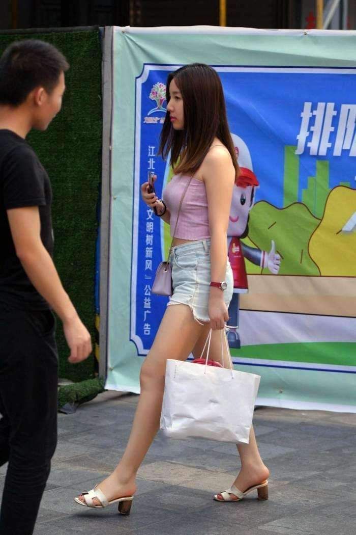 街拍: 香肩微露的小姐姐, 微微一笑很倾城