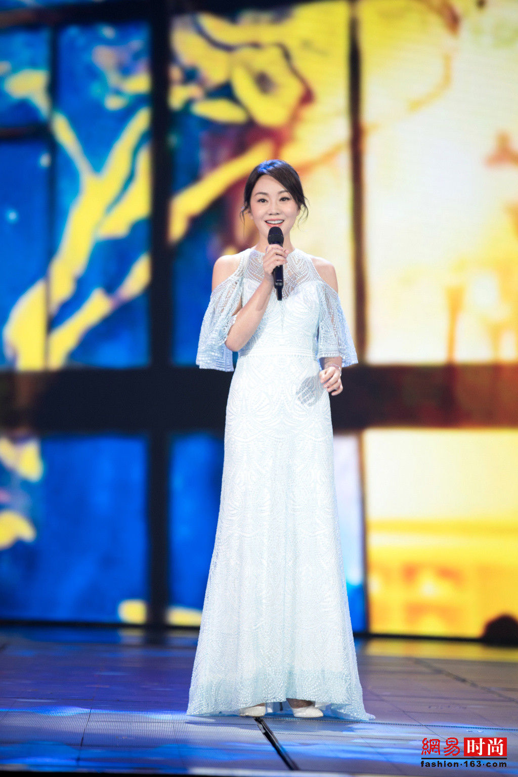 47岁闫妮像吃了防腐剂 穿露肩长裙美成仙女