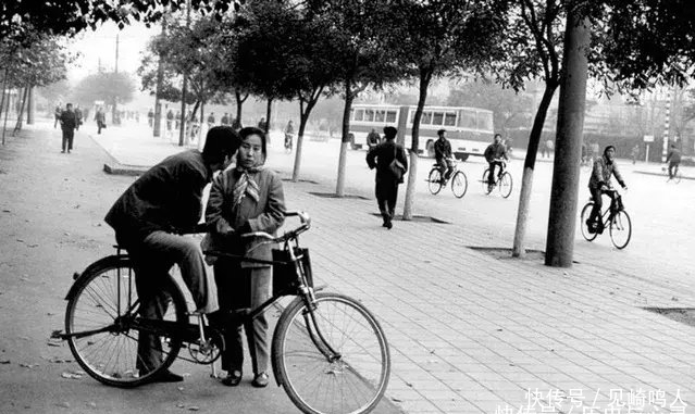 七十年代老照片：大城市里也有些人开始像西方一样，穿着比较开放