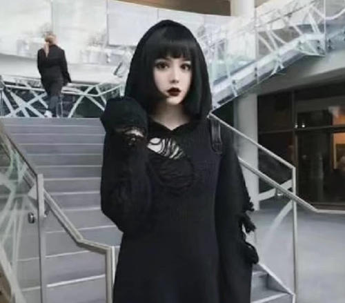 她是出名的暗黑芭比，纯天然没整过容，卸完妆的样子看呆众人