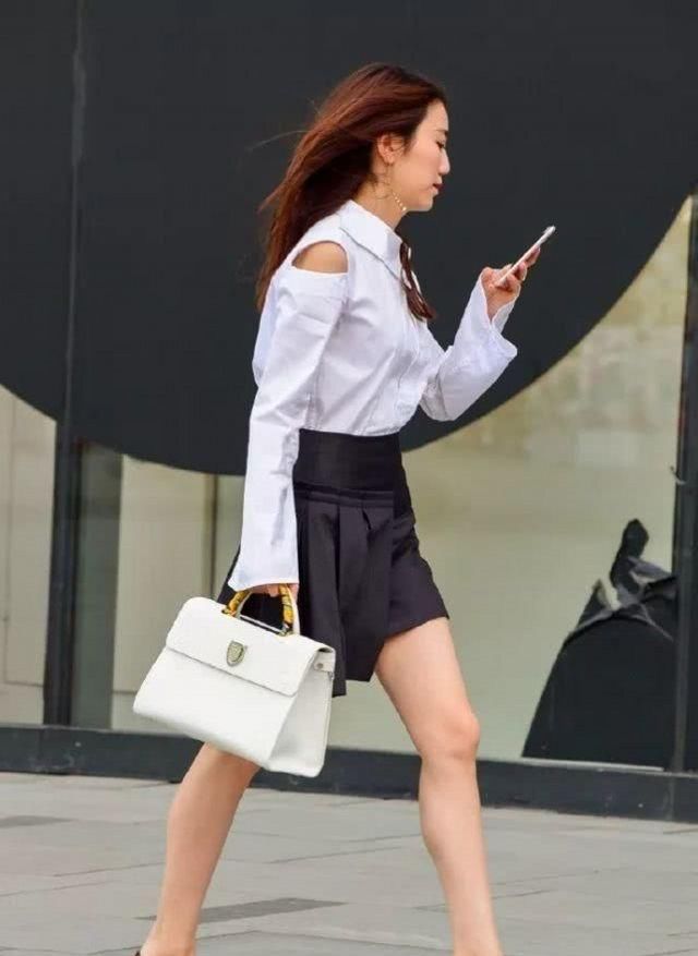  [美女]路人街拍，姑娘高挑而惊艳，桔色上衣搭配牛仔裤，凸显好身材