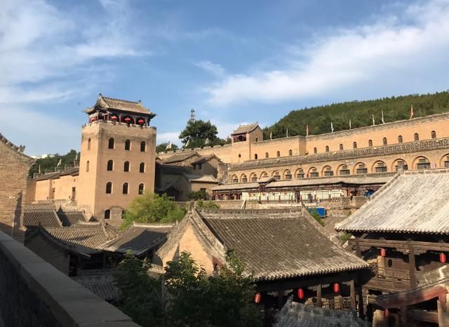 山西一古城，废旧坩埚垒砌成墙壁，到处都是“蜂窝城墙”