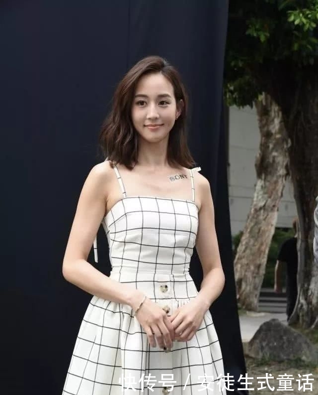 「女性来说」37岁张钧甯真能“扮嫩”!穿格纹连衣裙嫩过00后,美得惊艳