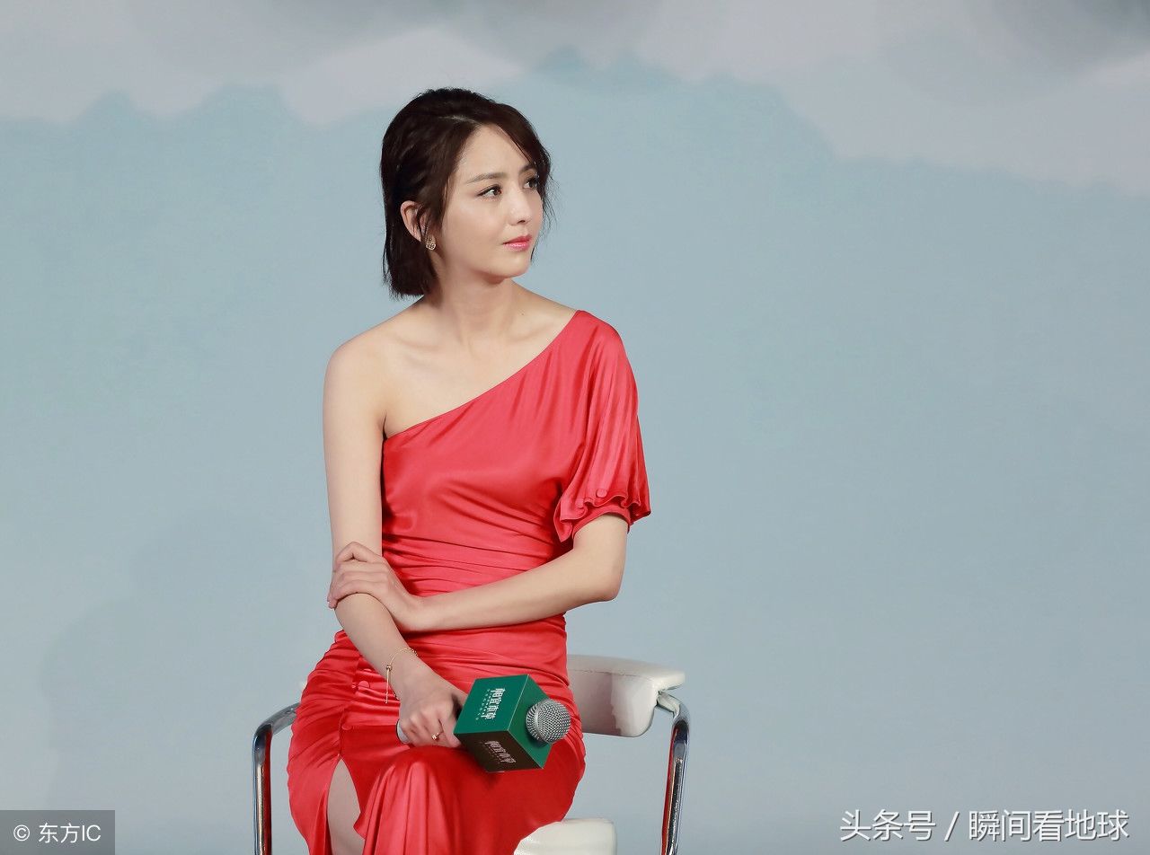 佟丽娅脚踩高跟鞋爱翘二郎腿 坐姿优雅