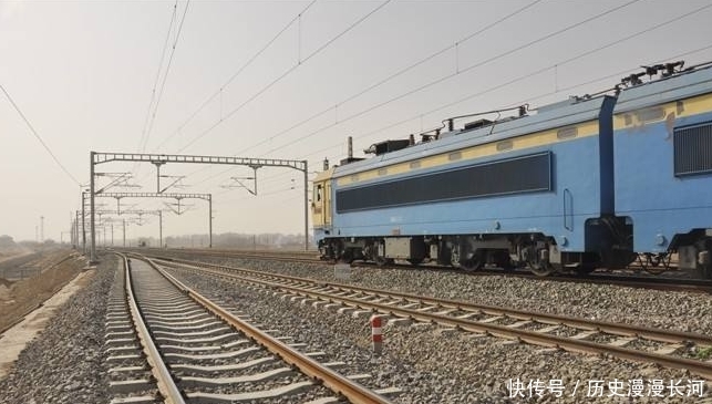 火车轨道经常生锈，为何不改用不锈钢材料？原因让游客表示长知识