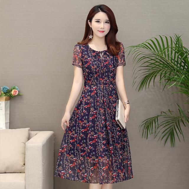 不舍得买衣服老妈总算开窍了，下血本买了件连衣裙，上身年轻十岁