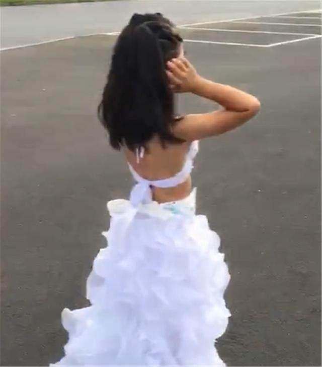 8岁小女孩被邀请当伴娘, 没想化妆后惊艳众人, 新娘却尴尬了