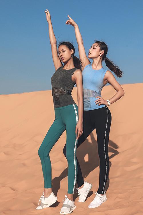 街拍美女：紧身打底裤穿出美好的身材曲线，秀出纤细的腿部！