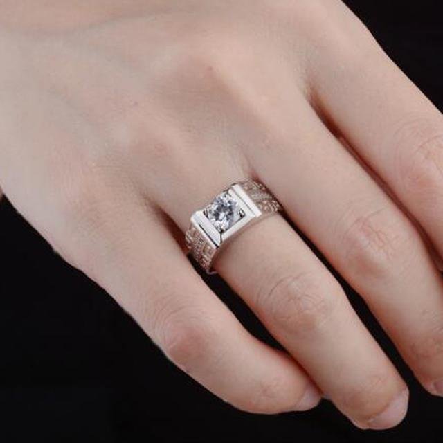 男人再“穷”也要学戴戒指，建议试试下图的，彰显男人味