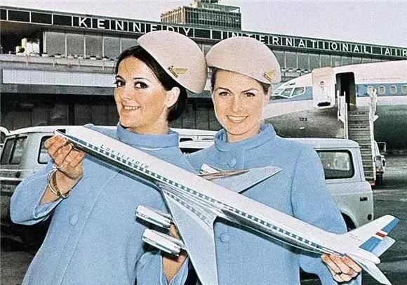 空姐制服的百年演变史，让你明白制服诱惑的真正原因