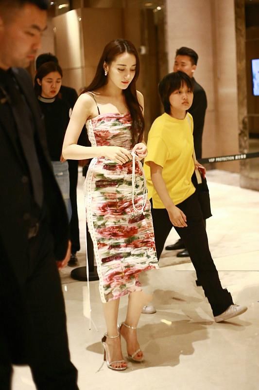 迪丽热巴穿吊带碎花连衣裙太好看了，身后的保安目不转睛看呆了！