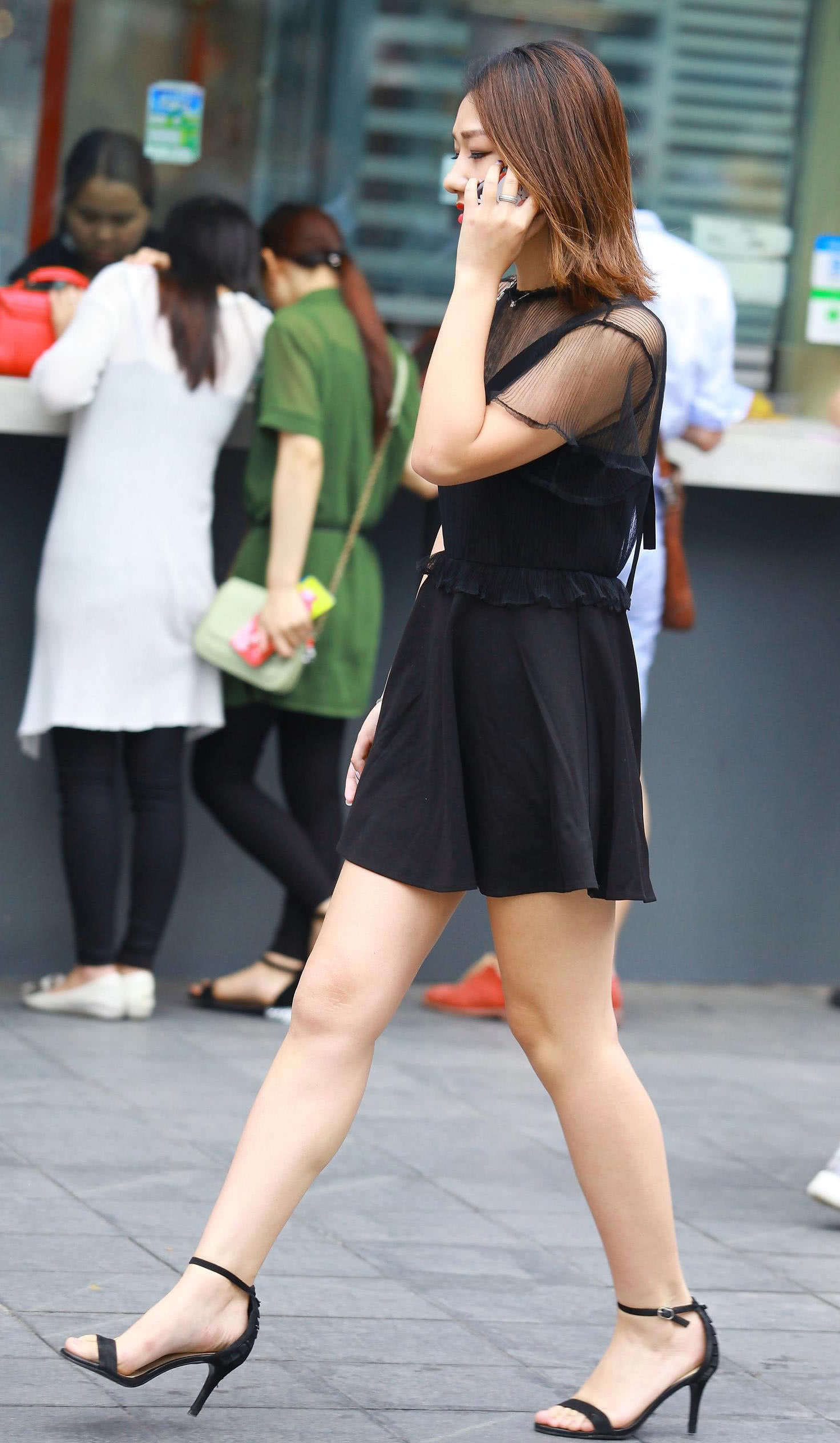 气质小姐姐连身短裙勾勒出迷人曲线，左右摇摆的身姿，妖气迷人