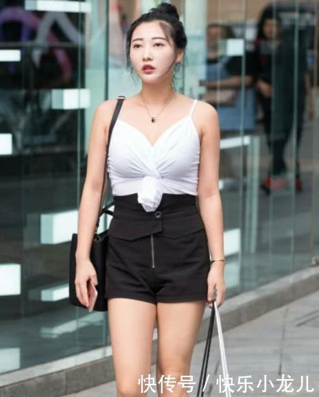 #穿搭#街拍:已经是当妈妈的人了,为什么美女能保持的这么少女?
