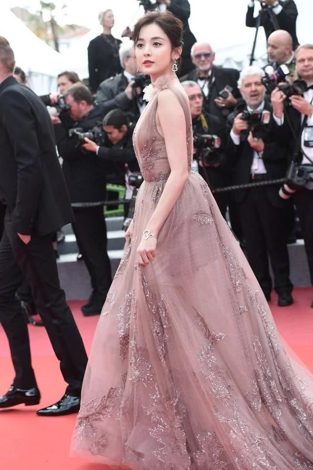 古力娜扎穿深V鱼尾裙现身，好身材藏不住，网友：越看越有女人味