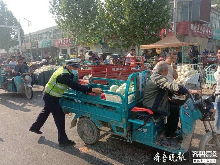  事故■防拥堵防事故！五一假期莘县交警驻守瓜菜市场周边保畅安