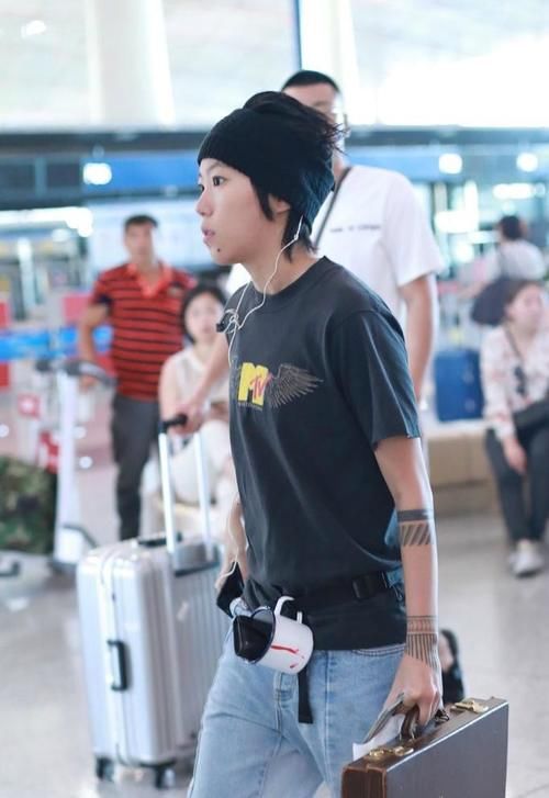 窦靖童又把80年代的搪瓷杯挂腰上凹造型，网友：得亏她妈是王菲