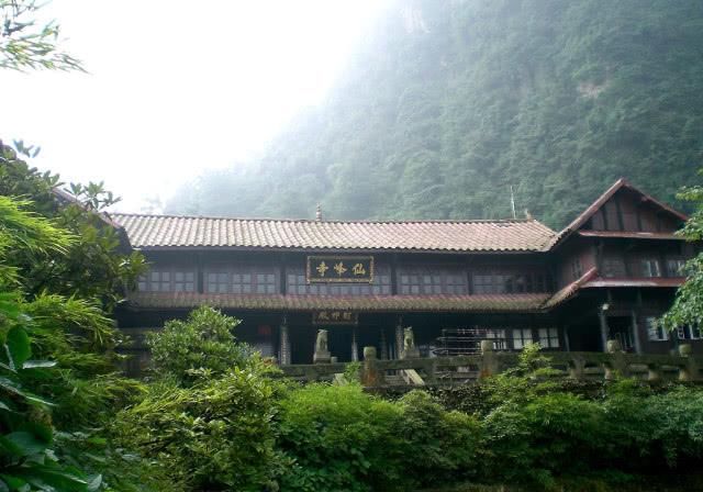 四川香火很旺盛的一座寺庙，地处峨眉山仙峰岩下，有百年历史