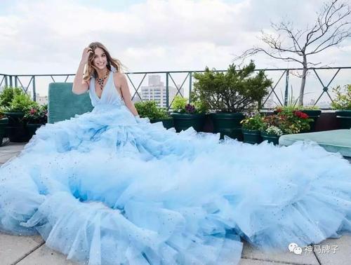 19岁德国公主很任性：晒性感比基尼照，做鬼脸比中指爱马仕背不停