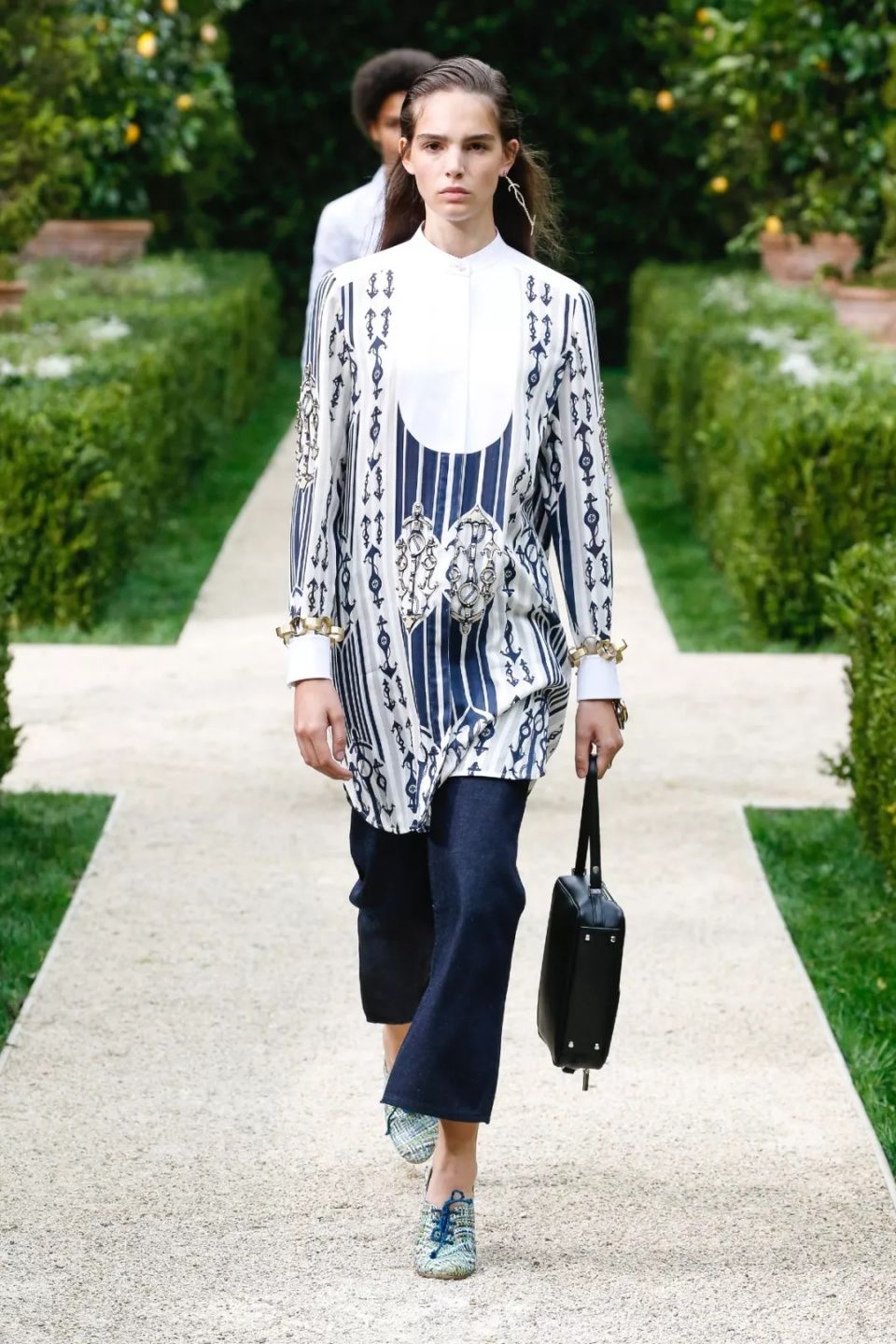 娜扎预测黄铜包边帆布鞋将成爆款，Tory Burch把浪漫融入运动风!