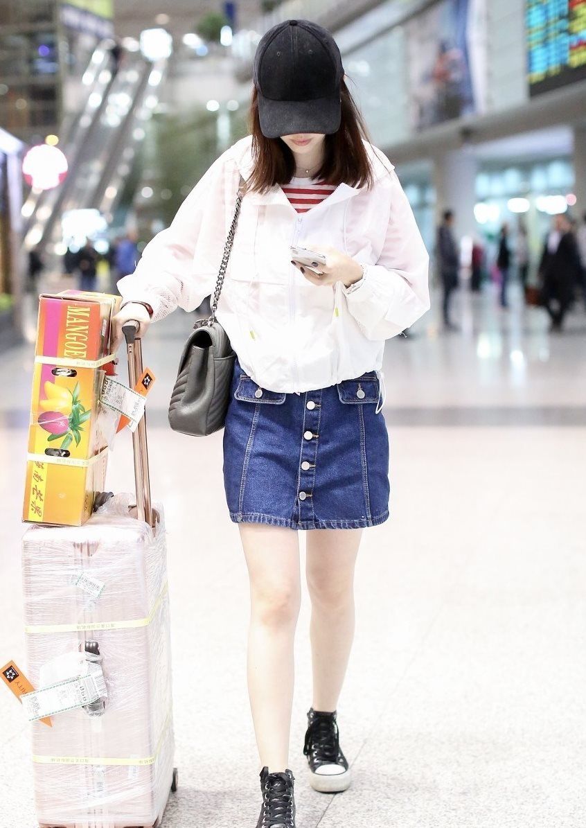 机场偶遇马蓉，裙子中间一排扣系上，网友:变化这么大?