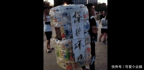 广东街头现“环保哥”, 靠捡塑料瓶月入万元, 网友: 就服你啊!