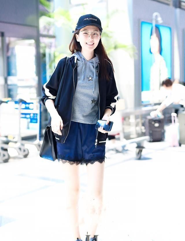  【喇叭裤】“牛仔外套”不吃香了，今年流行穿“校服”，减龄洋气