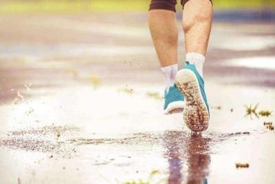 时尚休闲的小雨中漫步