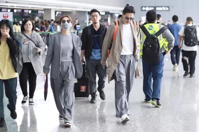 「生日」Ella一家三口为儿子庆3岁生日,蛋糕尺寸太迷你,1米9老公会撒娇